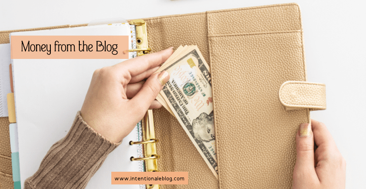 image of a hand pulling a money from the pocket of an organiser 